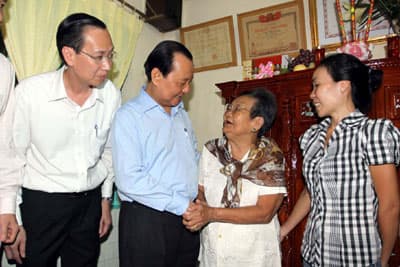 Lãnh đạo TP Hồ Chí Minh thăm và tặng quà gia đình thương binh, liệt sĩ