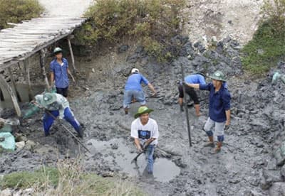 Xây cầu và bể chứa nước cho ngư dân vùng khó khăn