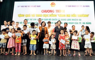 Trao học bổng “Cùng em đến trường”