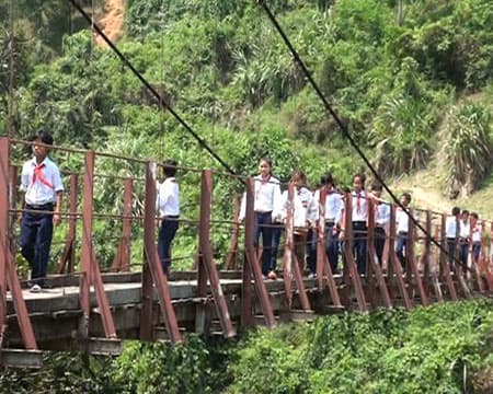 Quảng Nam : Ưu tiên xây dựng cầu treo đến trường học, trạm y tế trước mùa mưa lũ