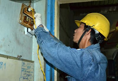 Hơn 200 đoàn viên, thanh niên xung kích lắp điện sinh hoạt cho hộ dân nghèo