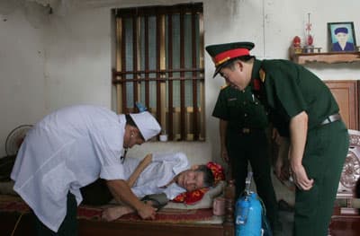 Ấm tình tri ân