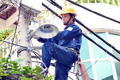 Thanh niên tình nguyện lắp điện chiếu sáng khu dân cư