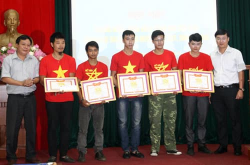 Tuyên dương 16 thanh niên tham gia cứu người trong vụ tai nạn xe khách tại Bát Xát- Lào Cai