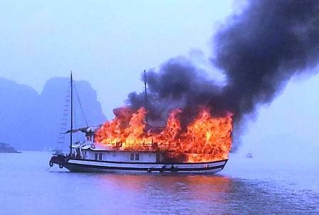 Cháy tàu du lịch nghỉ đêm trên Vịnh Hạ Long - Quảng Ninh