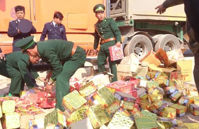 Buôn bán pháo lậu nóng lên từng giờ