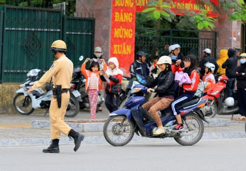 Ngày đầu tiên quy định học sinh đội mũ bảo hiểm