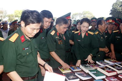 Triển lãm sách chào mừng 40 năm Ngày giải phóng miền Nam, thống nhất đất nước