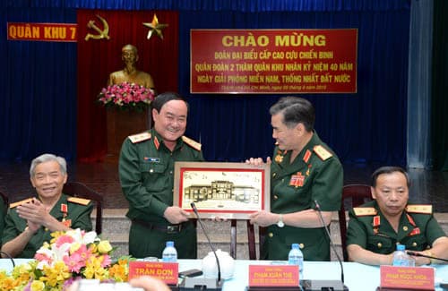 Đoàn đại biểu cấp cao cựu chiến binh Quân đoàn 2 thăm Quân khu 7