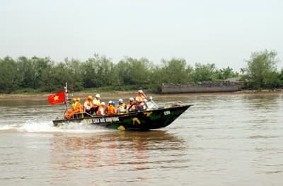 Kiều bào Việt tại Đức trao xuồng CQ-01 tặng bộ đội Trường Sa