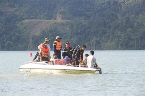 Nỗ lực tìm kiếm nạn nhân mất tích trong vụ lật thuyền trên sông Chanh, Quảng Ninh