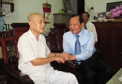 Đồng chí Lê Thanh Hải thăm, chúc mừng nhà báo lão thành