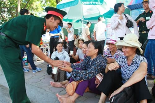 Áo xanh bộ đội tiếp sức trường thi