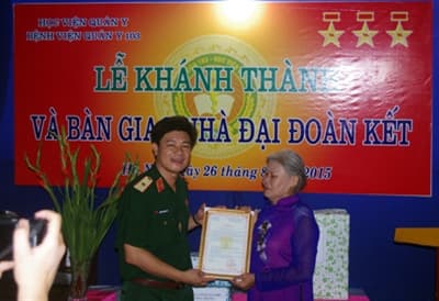 Bệnh viện Quân y 103 trao nhà Đại đoàn kết cho đối tượng chính sách