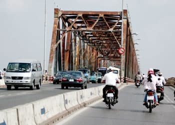 Phân luồng giao thông phục vụ thi công trên cầu Chương Dương (Hà Nội)