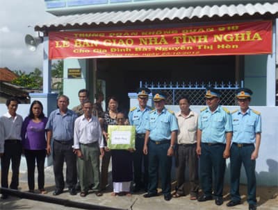 Tặng nhà tình nghĩa cho Mẹ Việt Nam anh hùng