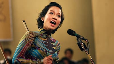 Mỹ Linh hát giao hưởng ngoài phố