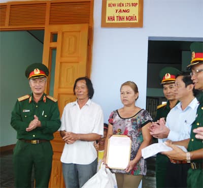 Trao 3 căn nhà tình nghĩa tặng gia đình chính sách, hộ nghèo