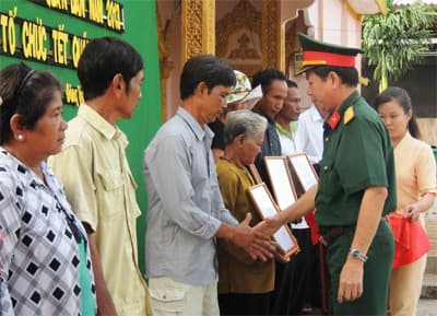 Khởi công xây dựng 30 căn nhà Đại đoàn kết chào mừng Tết Quân dân năm 2013