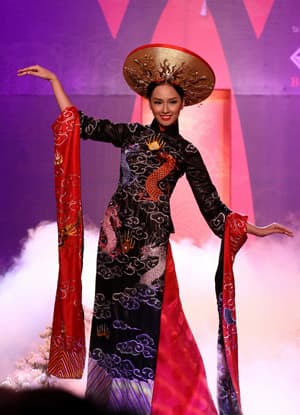 Việt Nam cần phải có lễ phục để khẳng định bản sắc