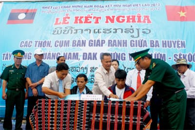 Kết nghĩa giữa các thôn bản biên giới Việt Nam-Lào