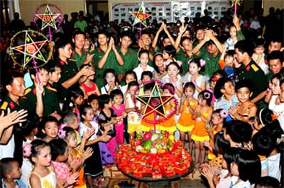 Ðón trăng ở Trung đoàn Thủ đô