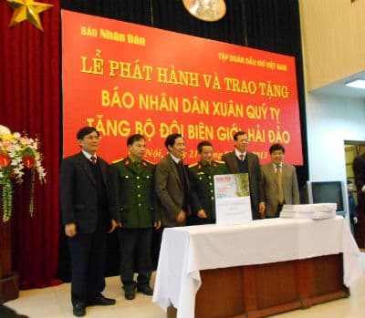 Hơn 20.000 tờ báo xuân đến với chiến sĩ
