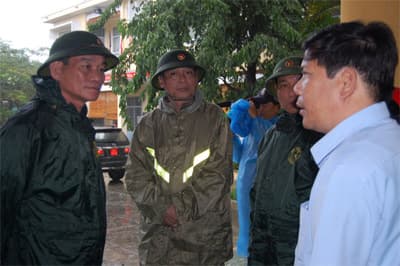 Trong mưa bão ấm áp tình quân dân Đà Nẵng