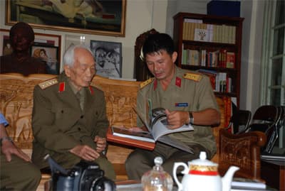Đại tướng Võ Nguyên Giáp với CLB Nhiếp ảnh chiến sĩ