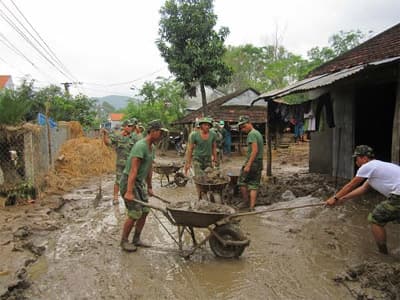 Giúp dân khắc phục hậu quả sau lũ