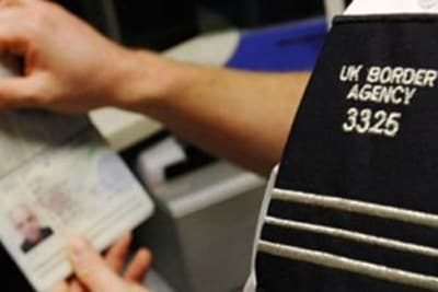 Anh bỏ kế hoạch thu thêm tiền đặt cọc khi cấp visa