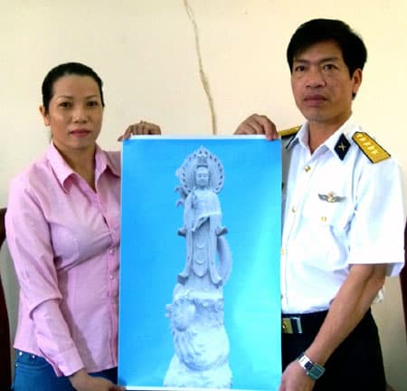 Trao tượng Phật Quan âm tặng chùa đảo Nam Yết, thuộc xã đảo Sinh Tồn