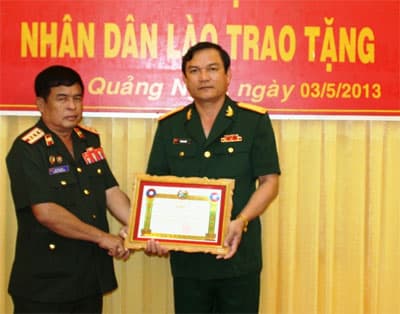 Bộ CHQS tỉnh Quảng Ngãi đón nhận bằng khen của Thủ tướng Chính phủ CHDCND Lào