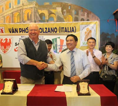 Văn phòng Bolzano trao tài trợ 20.000 ơ-rô hỗ trợ nạn nhân da cam Hải Dương