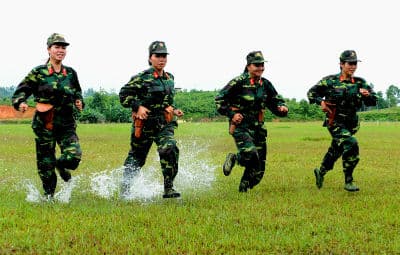 “Bóng hồng” nổ súng