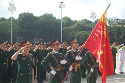 Tổ chức cho học viên tốt nghiệp năm 2013 báo công dâng Bác
