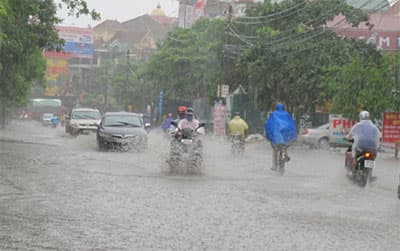 Trung bộ mưa dông mạnh, vùng biển Đông đề phòng lốc xoáy