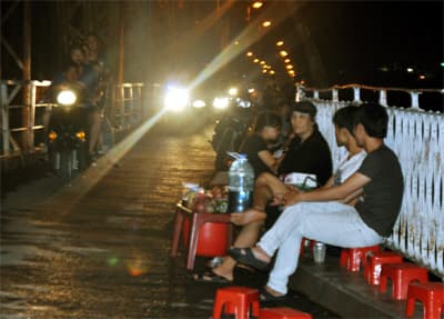 Những “hộp đêm” trên cầu Long Biên
