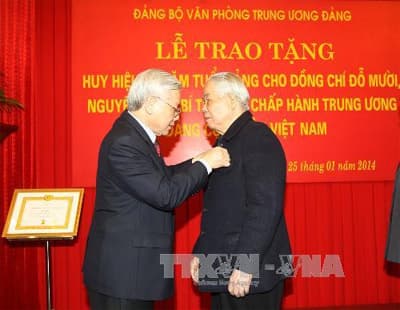Tổng Bí thư Nguyễn Phú Trọng trao Huy hiệu 75 năm tuổi Đảng tặng đồng chí Đỗ Mười