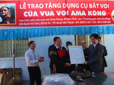 Tiếp nhận bộ đồ nghề bắt voi rừng từ gia đình Ama Kông