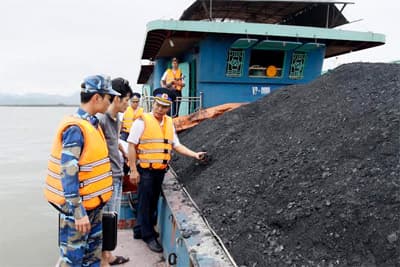 Bắt giữ tàu chở 700 tấn than cám trái phép