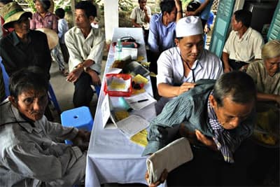 Khám bệnh miễn phí cho đồng bào dân tộc Khmer