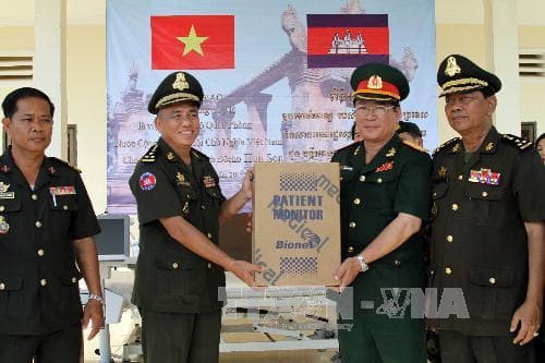 Bộ Quốc phòng Việt Nam tặng quà hỗ trợ quân y Campuchia
