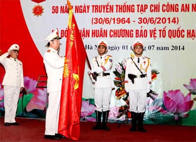 Tạp chí Công an nhân dân đón nhận Huân chương Bảo vệ Tổ quốc hạng Nhất