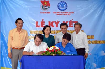 Tặng 500 bồn chứa nước sạch cho hộ dân khó khăn