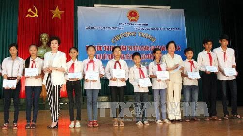 Vui Tết Trung thu và trao học bổng “Cùng em đến trường” tại tỉnh Ninh Bình