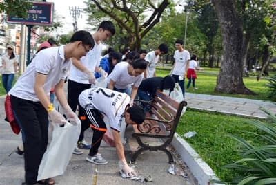 Hơn 100 tình nguyện viên tham gia thu gom rác thải vì môi trường xanh