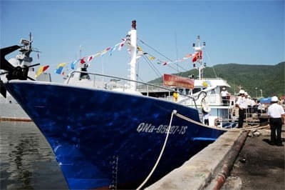 Bàn giao tàu lưới rê vỏ thép đầu tiên cho ngư dân Quảng Nam