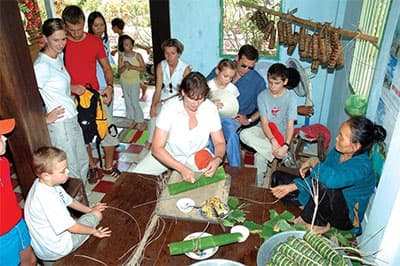 Du khách thích thú trải nghiệm Tết Việt