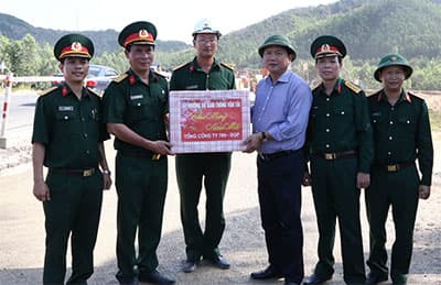 Lính thợ thi công "xuyên Tết"